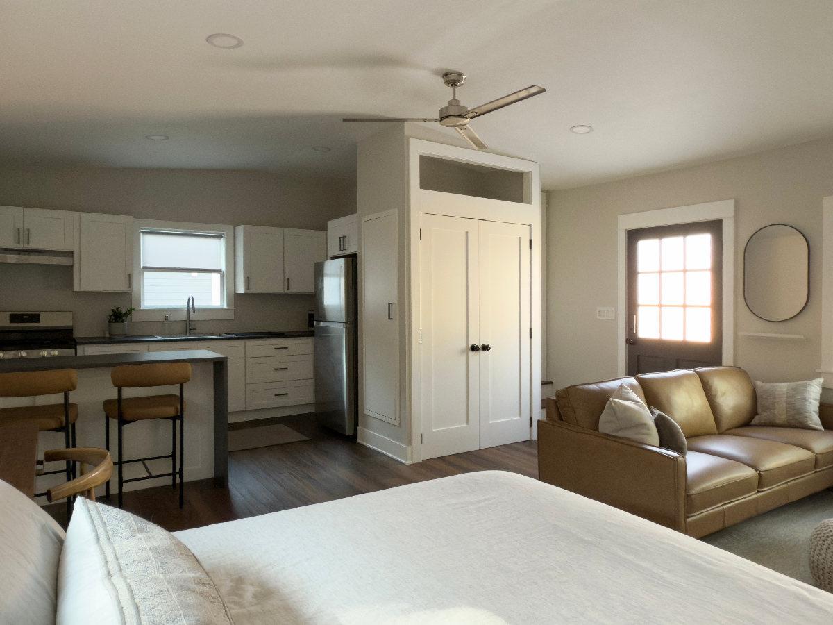 BEAUTIFUL BACK HOUSE IN HIGHLAND PARK - Photo 3