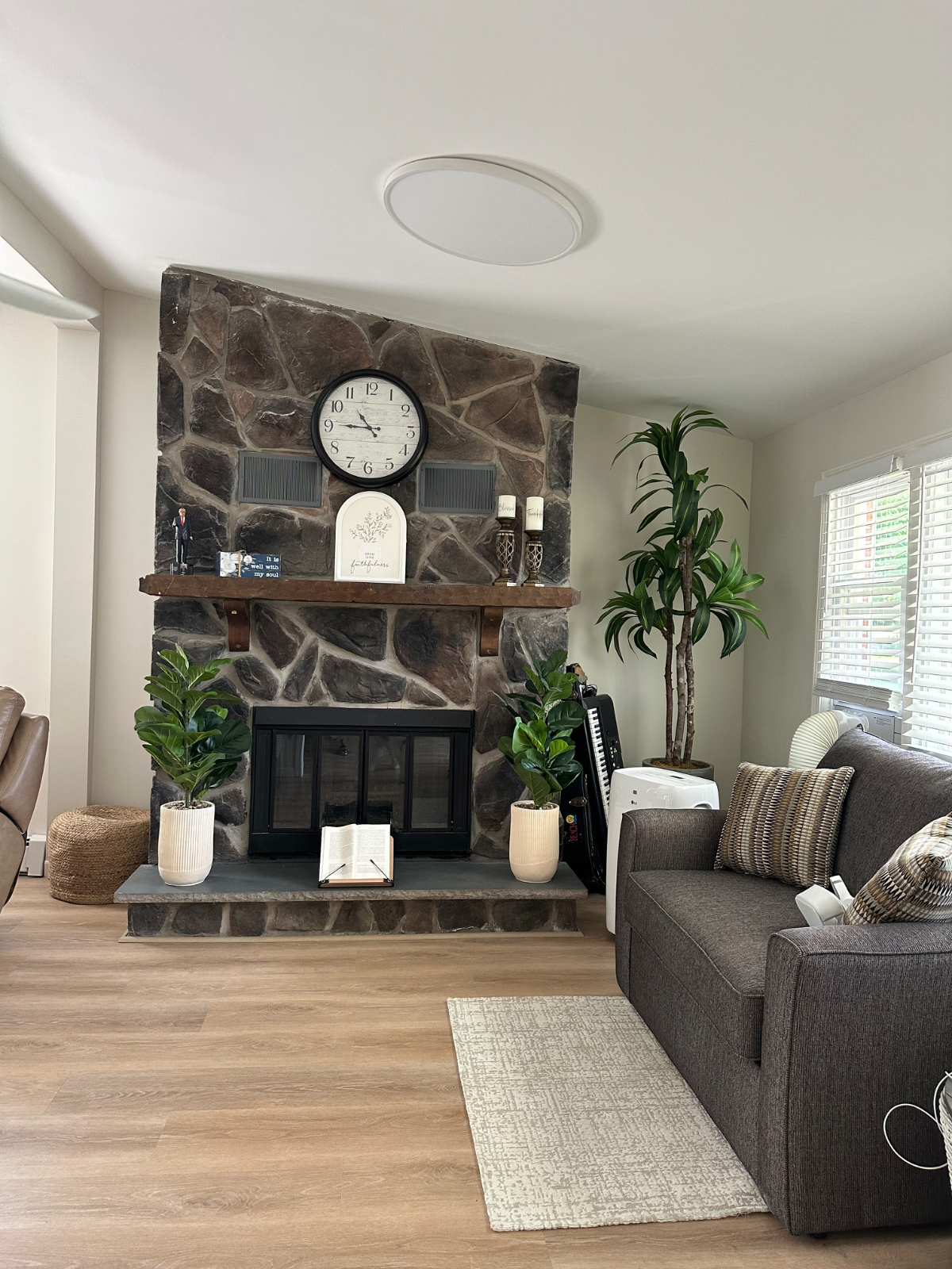 Bright, Updated Home With Smart TV, Outdoor Living, Peaceful Vibe, & Pet Friendly - Photo 4