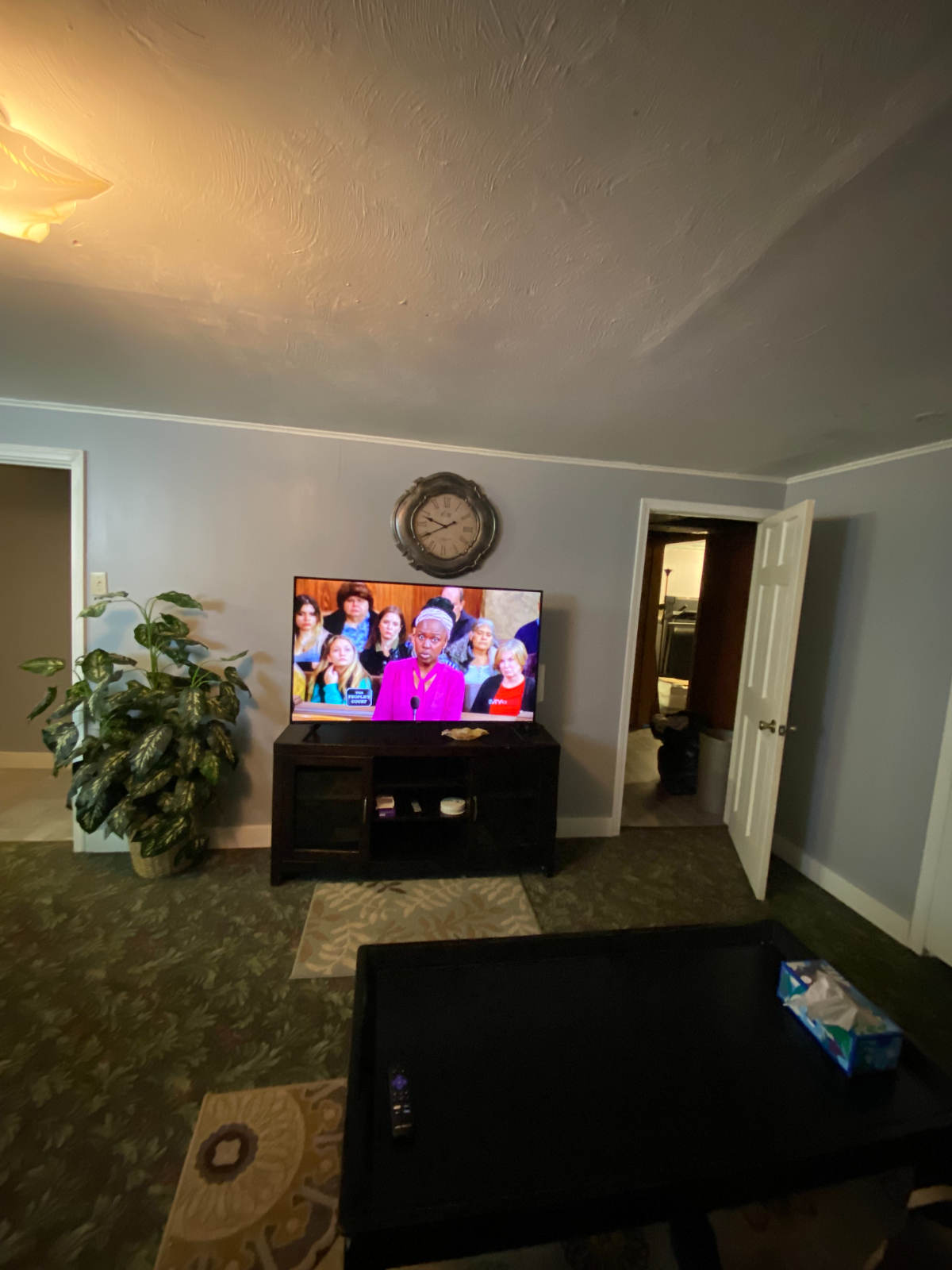 Bright Basement Apartment with King Bed, Private Entry & Prime Location - Photo 3