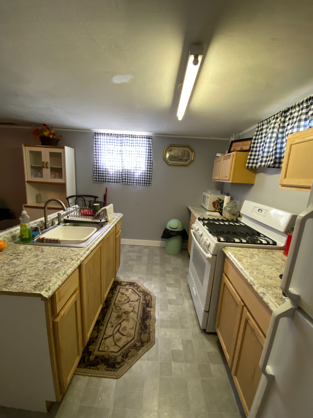 Bright Basement Apartment with King Bed, Private Entry & Prime Location - Photo 5