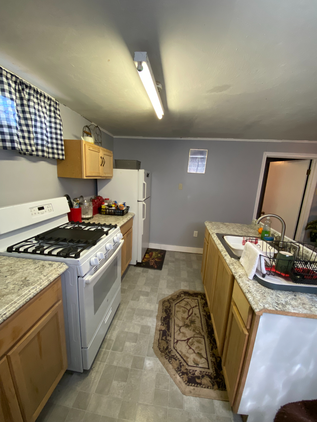 Bright Basement Apartment with King Bed, Private Entry & Prime Location - Photo 4