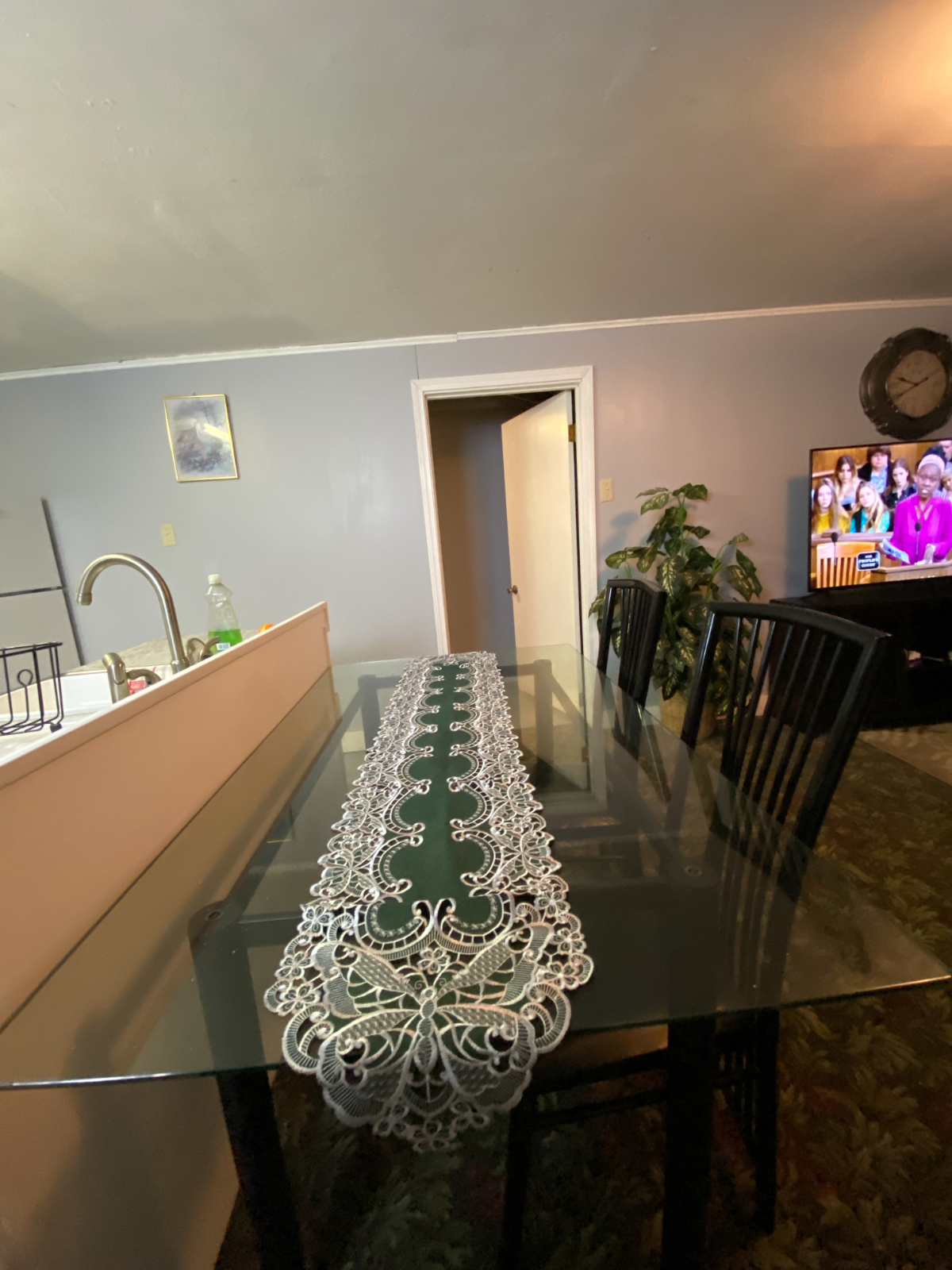 Bright Basement Apartment with King Bed, Private Entry & Prime Location - Photo 7