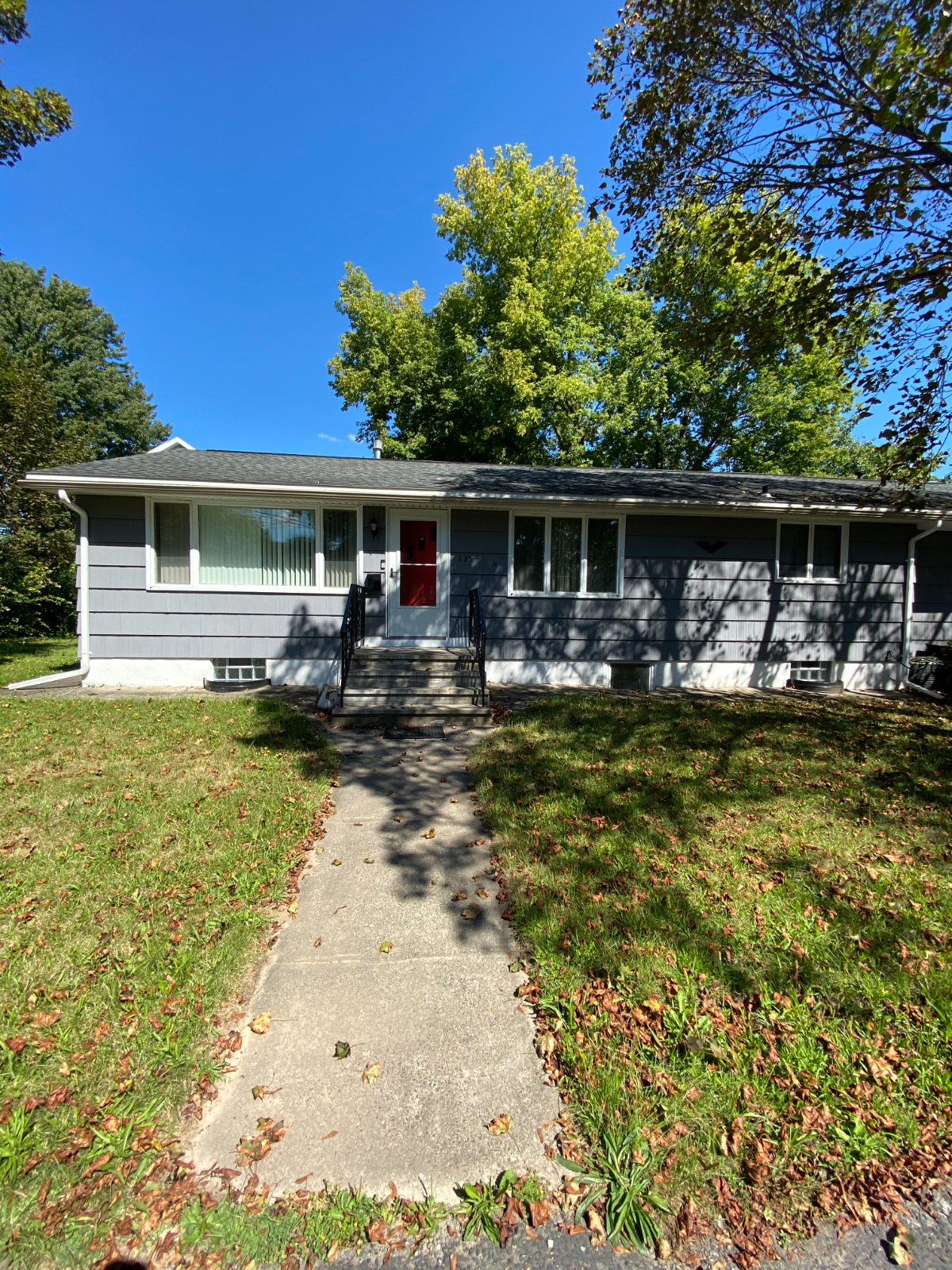 Bright Basement Apartment with King Bed, Private Entry & Prime Location - Photo 1