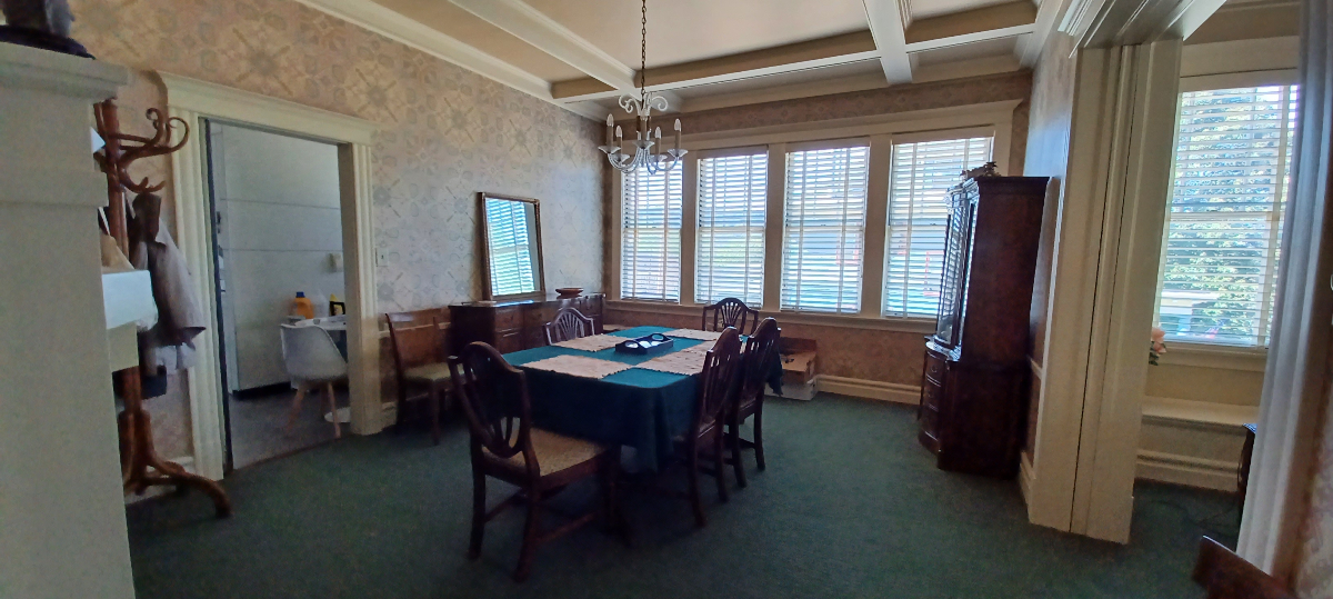 Charming Vintage 2-Bed Apartment with Porch, Patio & Garage Near Hospitals - Photo 7