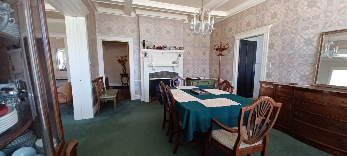 Charming Vintage 2-Bed Apartment with Porch, Patio & Garage Near Hospitals - Photo 5