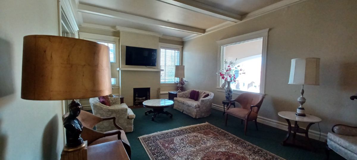 Charming Vintage 2-Bed Apartment with Porch, Patio & Garage Near Hospitals - Photo 2