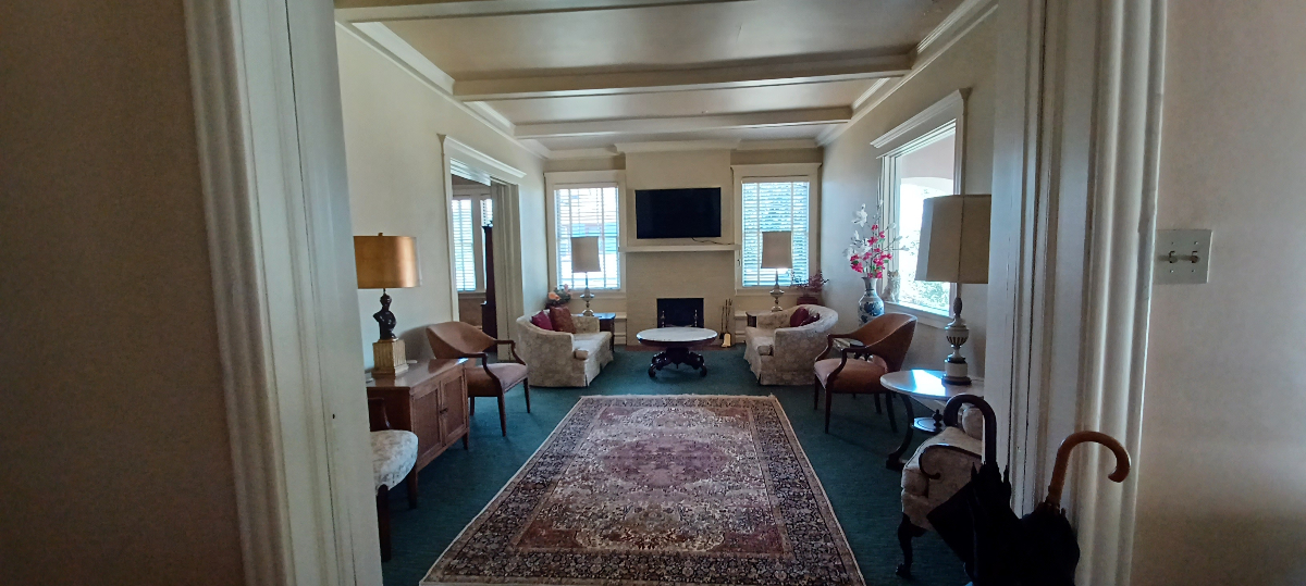 Charming Vintage 2-Bed Apartment with Porch, Patio & Garage Near Hospitals - Photo 1