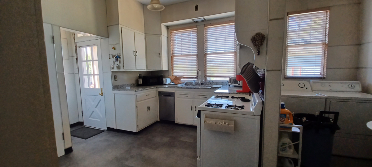 Charming Vintage 2-Bed Apartment with Porch, Patio & Garage Near Hospitals - Photo 12