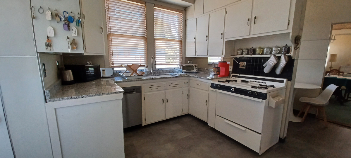 Charming Vintage 2-Bed Apartment with Porch, Patio & Garage Near Hospitals - Photo 11
