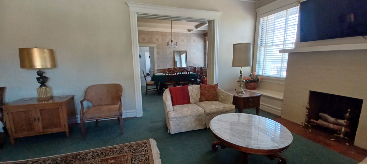 Charming Vintage 2-Bed Apartment with Porch, Patio & Garage Near Hospitals - Photo 4