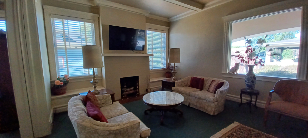 Charming Vintage 2-Bed Apartment with Porch, Patio & Garage Near Hospitals - Photo 3