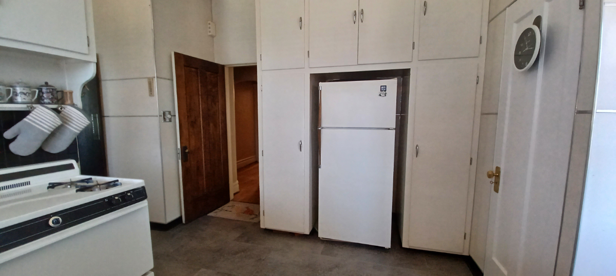 Charming Vintage 2-Bed Apartment with Porch, Patio & Garage Near Hospitals - Photo 9