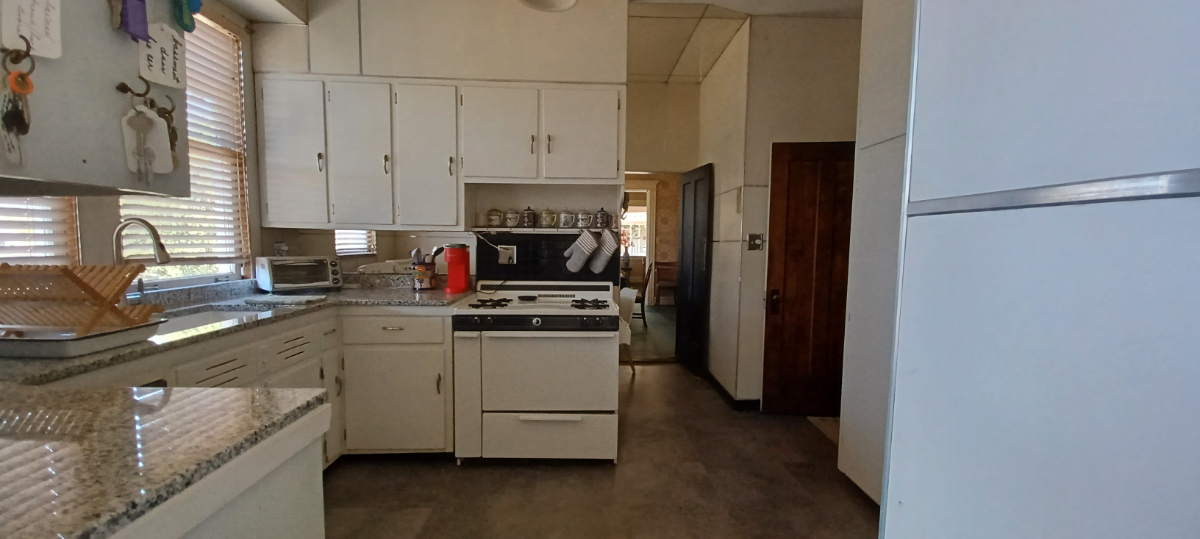 Charming Vintage 2-Bed Apartment with Porch, Patio & Garage Near Hospitals - Photo 10