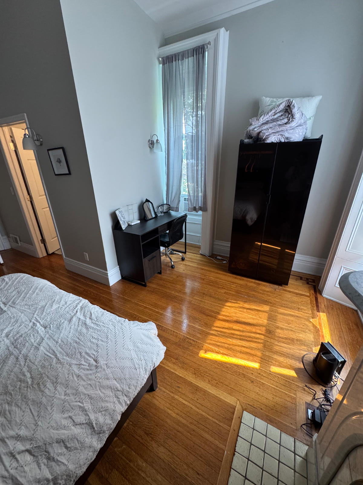 Spacious and Unique Mansion One Bedroom Apartment - Centrally Located - Photo 8