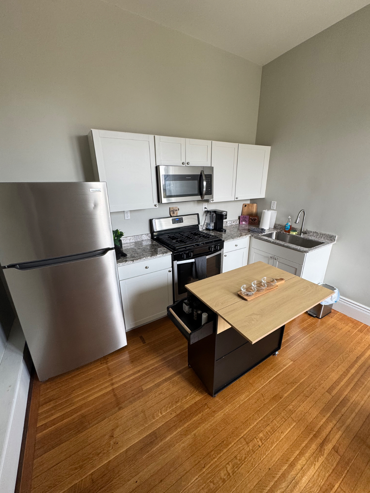 Spacious and Unique Mansion One Bedroom Apartment - Centrally Located - Photo 12