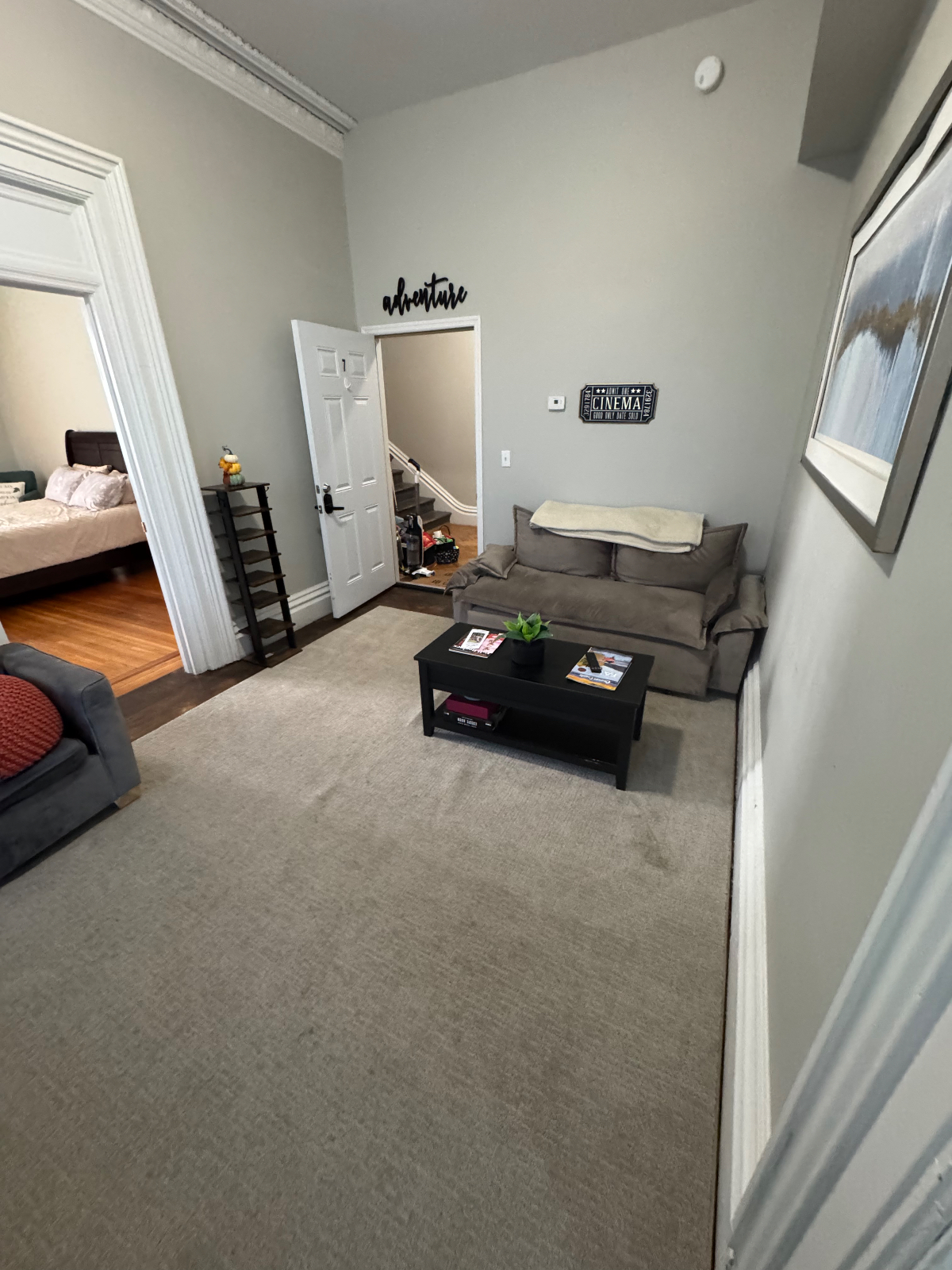Spacious and Unique Mansion One Bedroom Apartment - Centrally Located - Photo 2