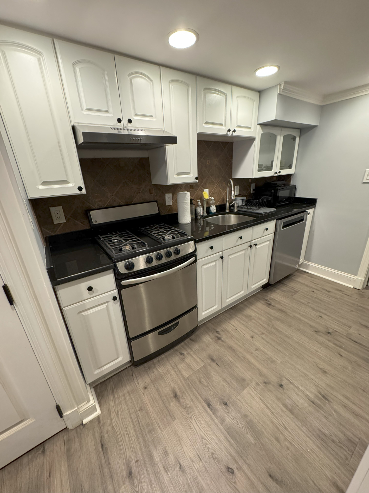 DC Row House English Basement Apartment - Photo 9