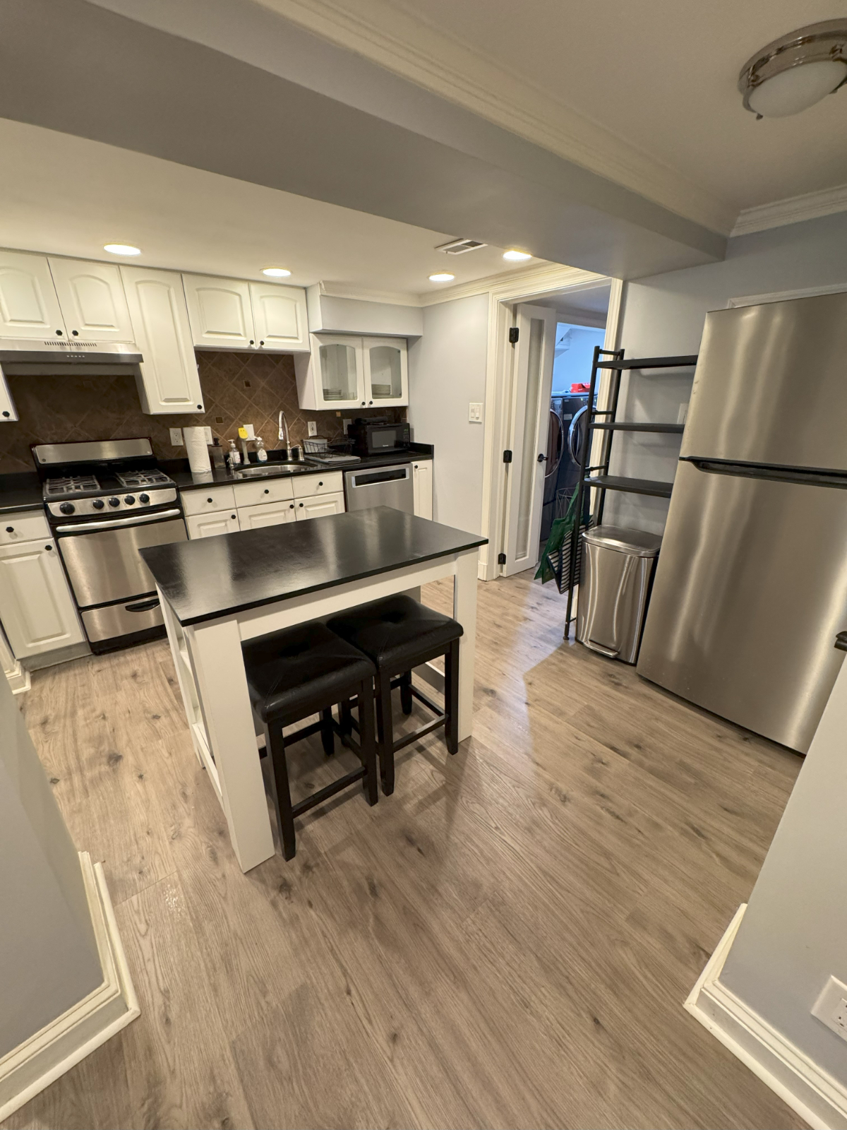DC Row House English Basement Apartment - Photo 10