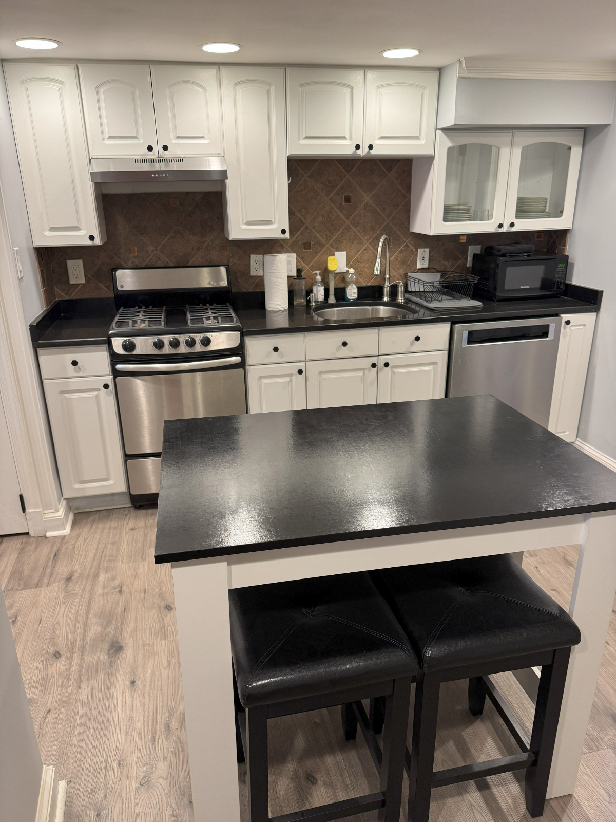 DC Row House English Basement Apartment - Photo 12