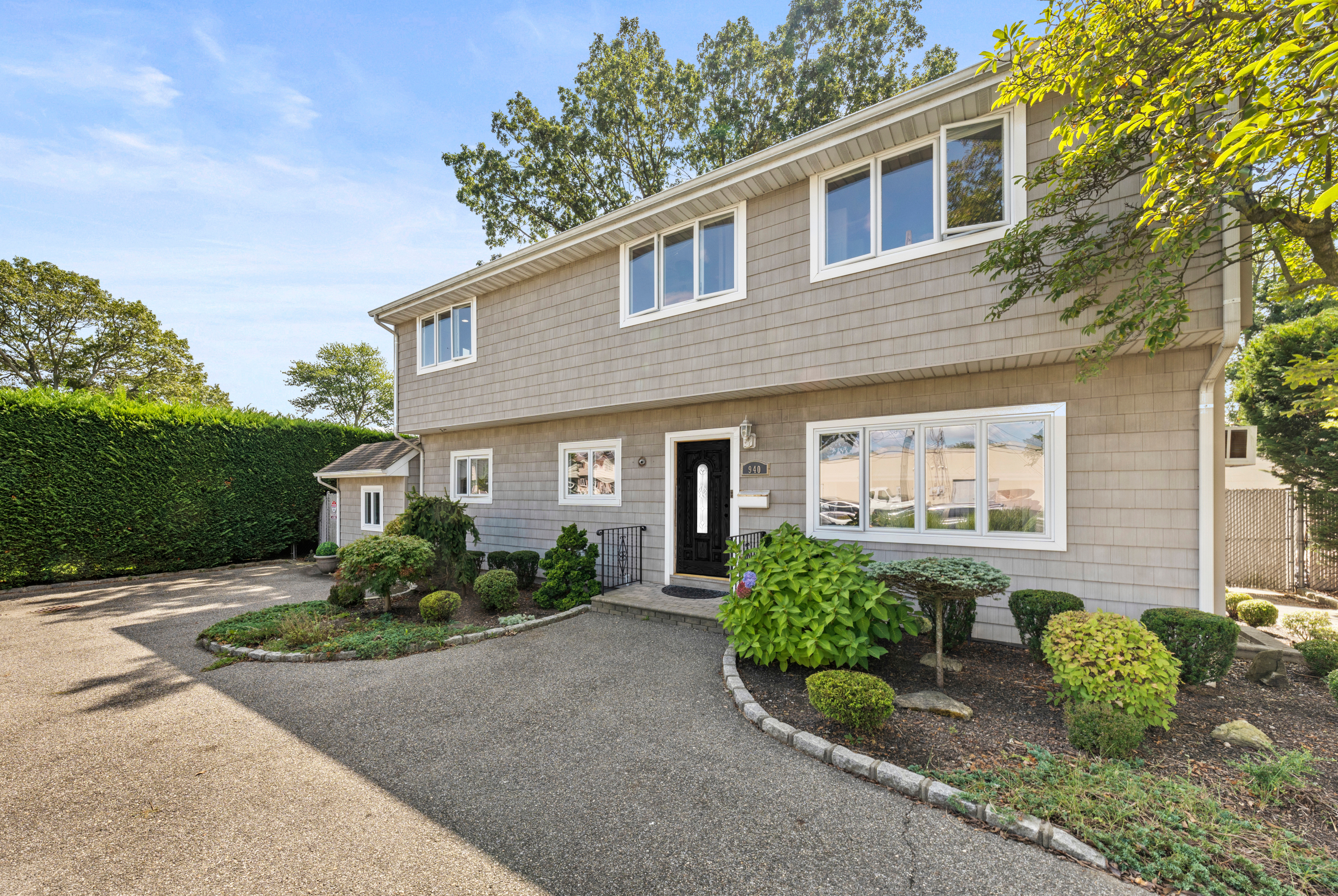 Bright First-Floor 2BR/1.5BA with Deck & In-Unit Laundry - North Massapequa - Photo 1