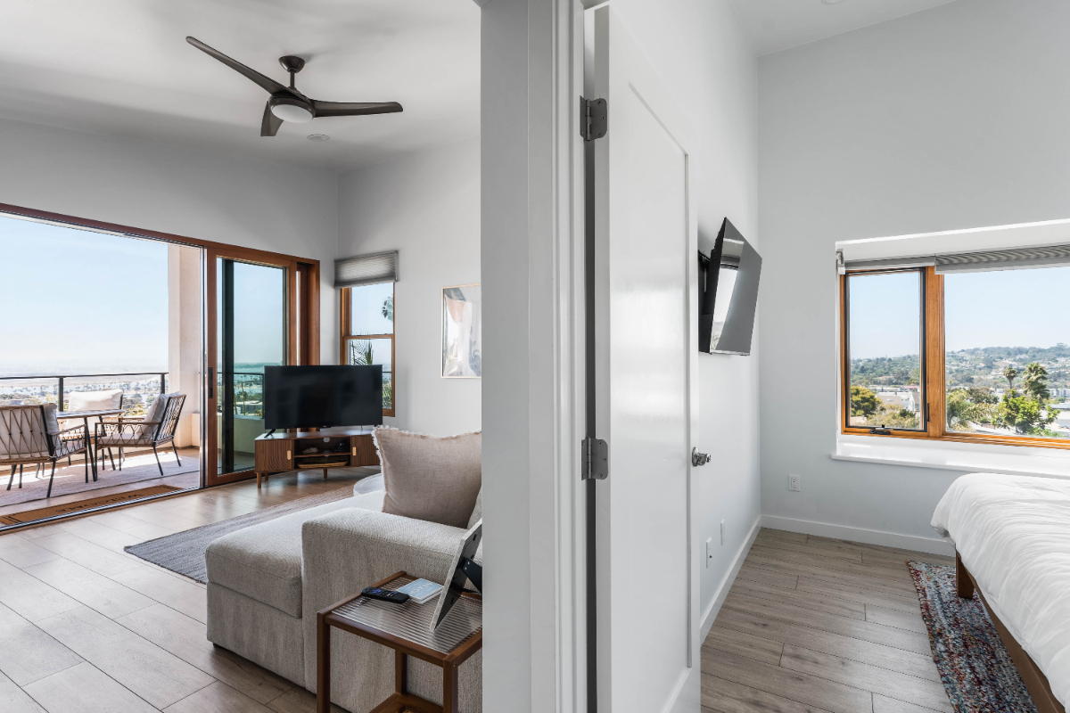 Bay Park Hilltop Retreat - Fully Furnished 1 BR w/Stunning Views - Photo 5