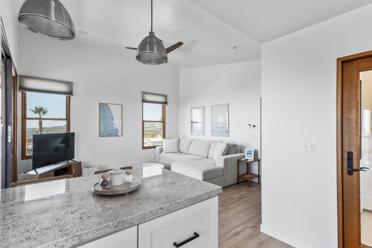 Bay Park Hilltop Retreat - Fully Furnished 1 BR w/Stunning Views - Photo 6