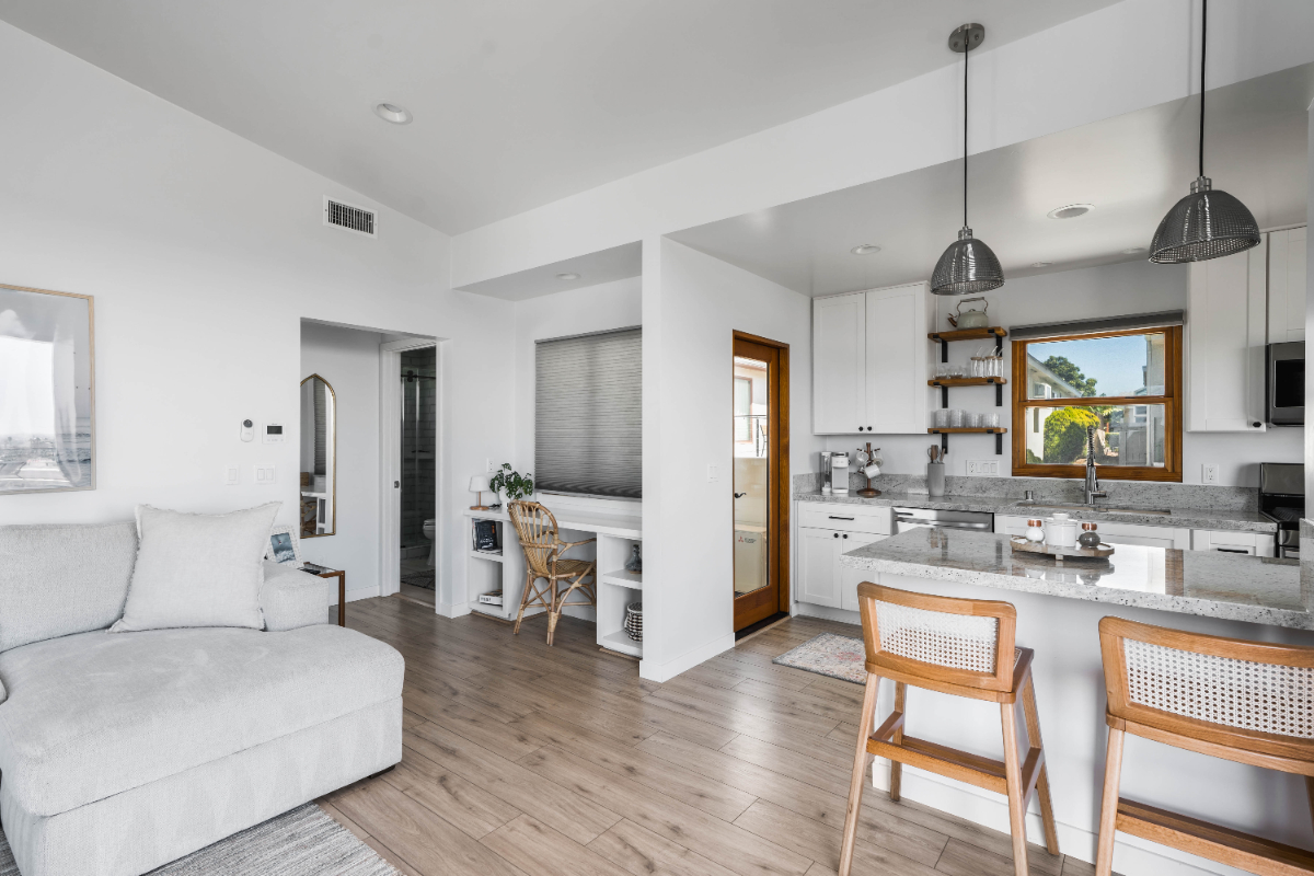 Bay Park Hilltop Retreat - Fully Furnished 1 BR w/Stunning Views - Photo 3