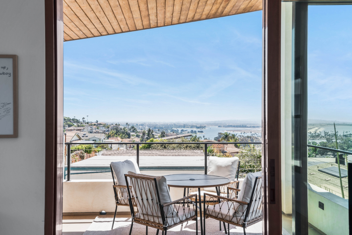 Bay Park Hilltop Retreat - Fully Furnished 1 BR w/Stunning Views - Photo 2