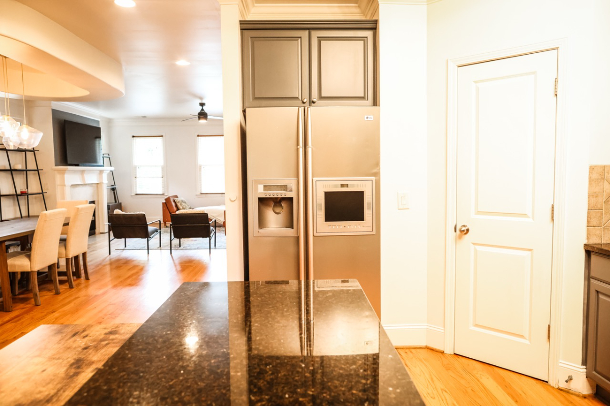 Spacious 3 bed/3.5 bath Midtown Townhome - Photo 8