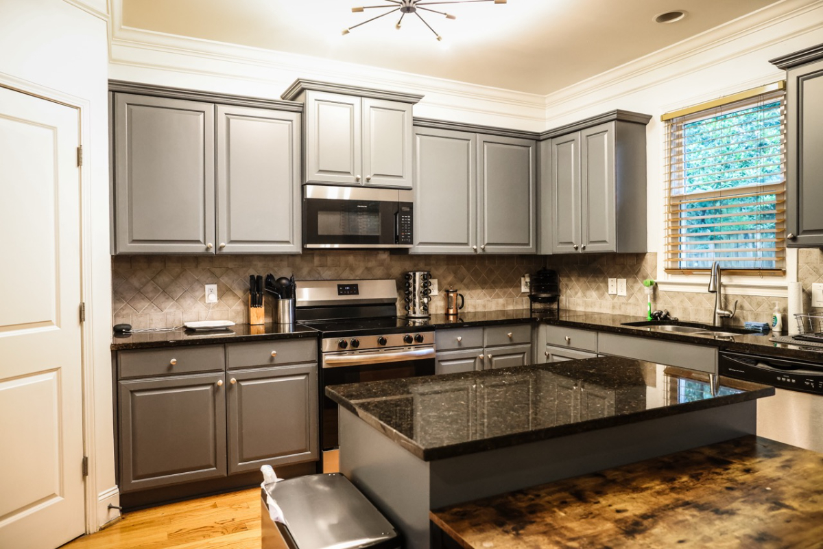 Spacious 3 bed/3.5 bath Midtown Townhome - Photo 7
