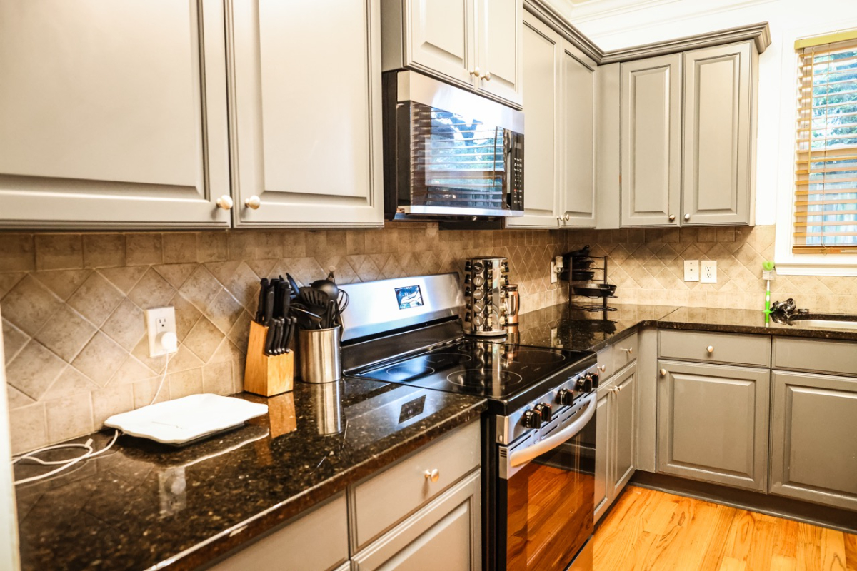 Spacious 3 bed/3.5 bath Midtown Townhome - Photo 6