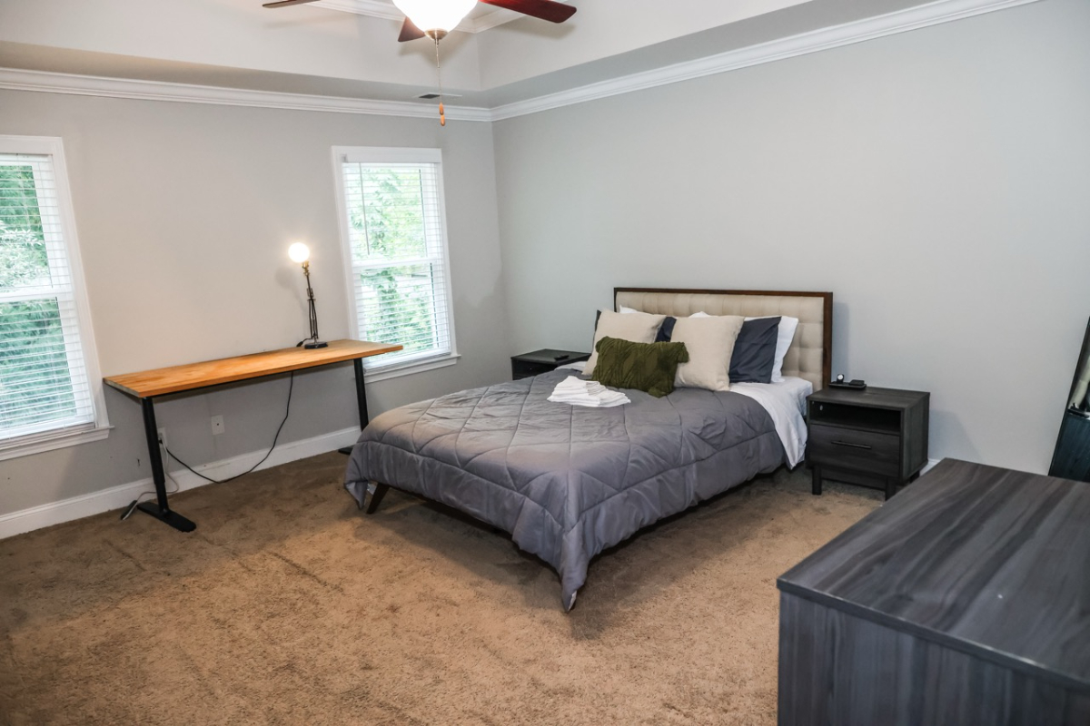 Spacious 3 bed/3.5 bath Midtown Townhome - Photo 9