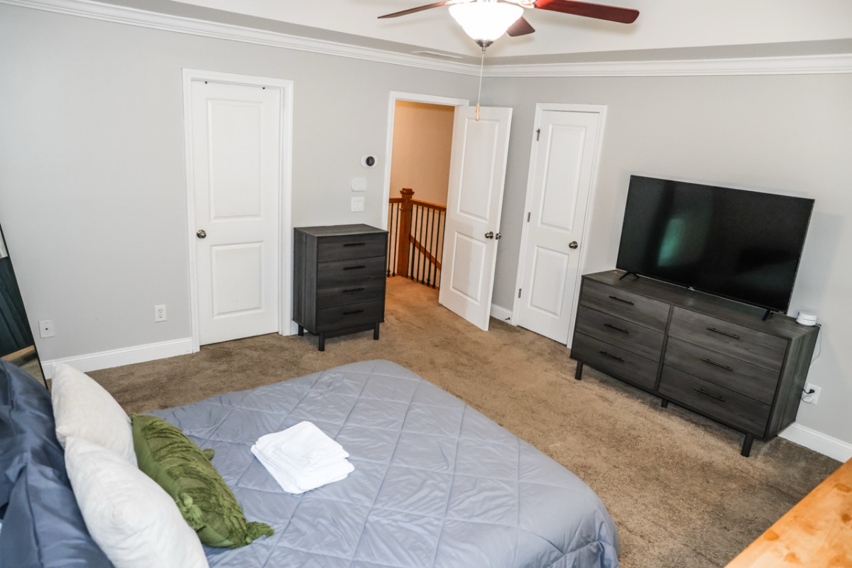 Spacious 3 bed/3.5 bath Midtown Townhome - Photo 11