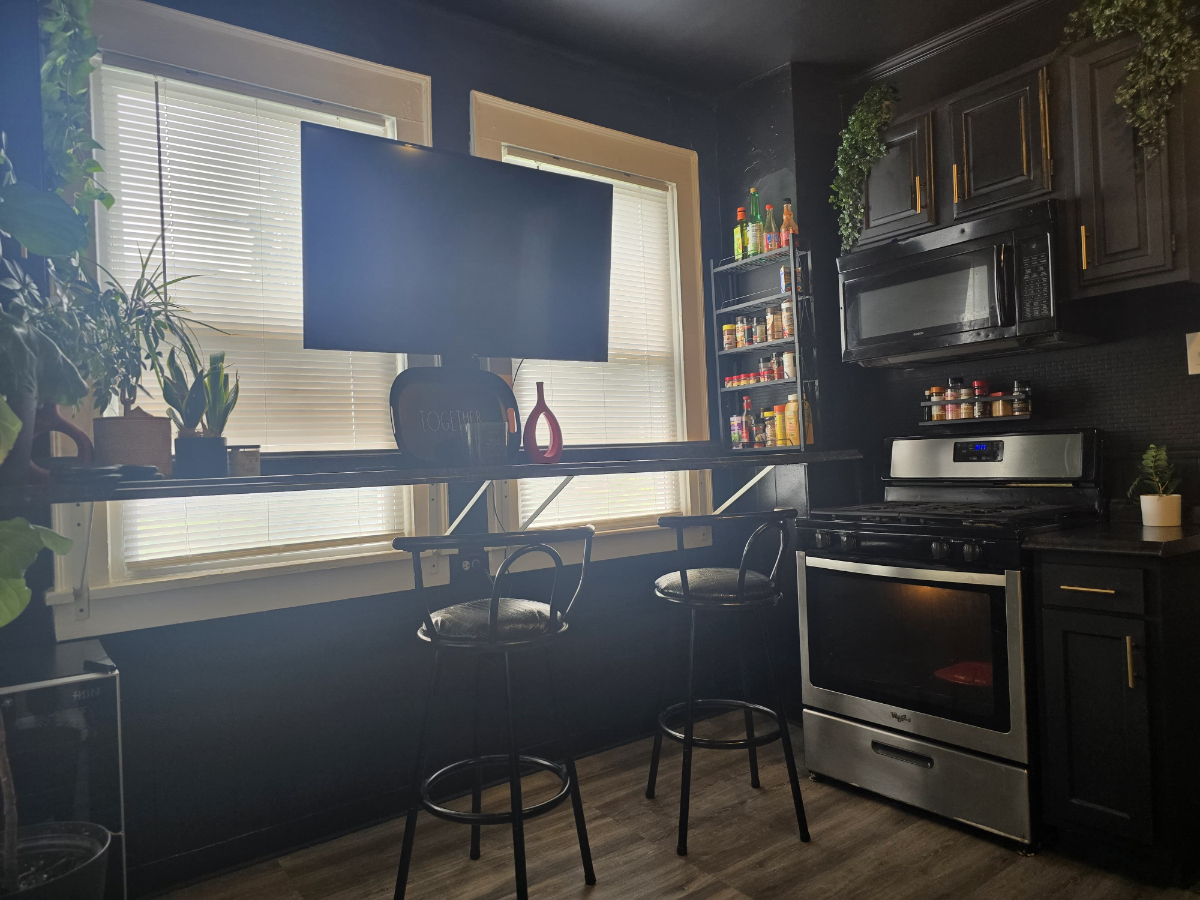 Cozy 2BR near 6 hospitals, fully furnished with high speed WiFi, smart TV, free parking, and a uniqu - Photo 2