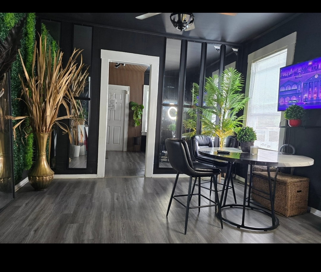 Cozy 2BR near 6 hospitals, fully furnished with high speed WiFi, smart TV, free parking, and a uniqu - Photo 8