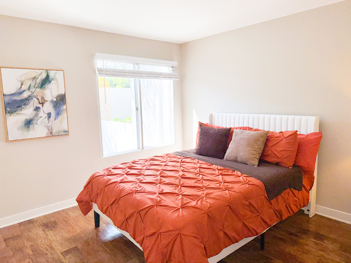 ONE ROOM PRIVATE BATH WEST HOLLY WOOD IN A 2 BED 2 BATH - Photo 2
