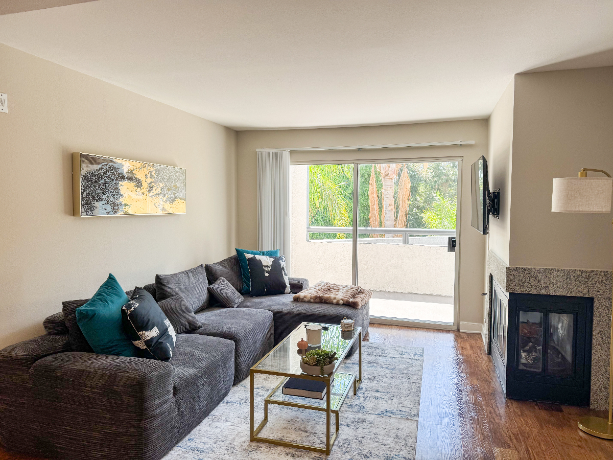 ONE ROOM PRIVATE BATH WEST HOLLY WOOD IN A 2 BED 2 BATH - Photo 1