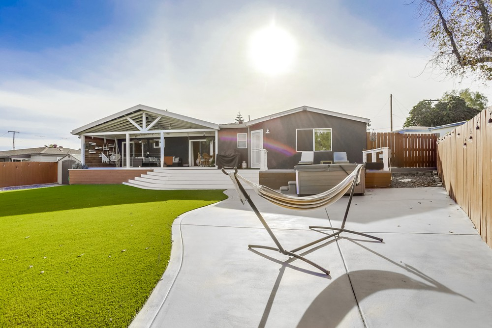 Stunning-Lrg Mdrn-Huge Backyard-Hot Tub - Photo 3