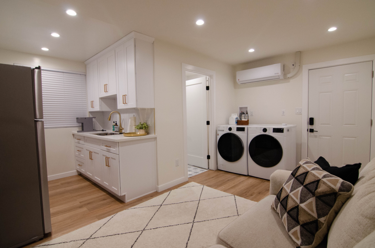 Newly Remodeled 1 bed, 1 bath Private Unit w/ Pool Access - Photo 1