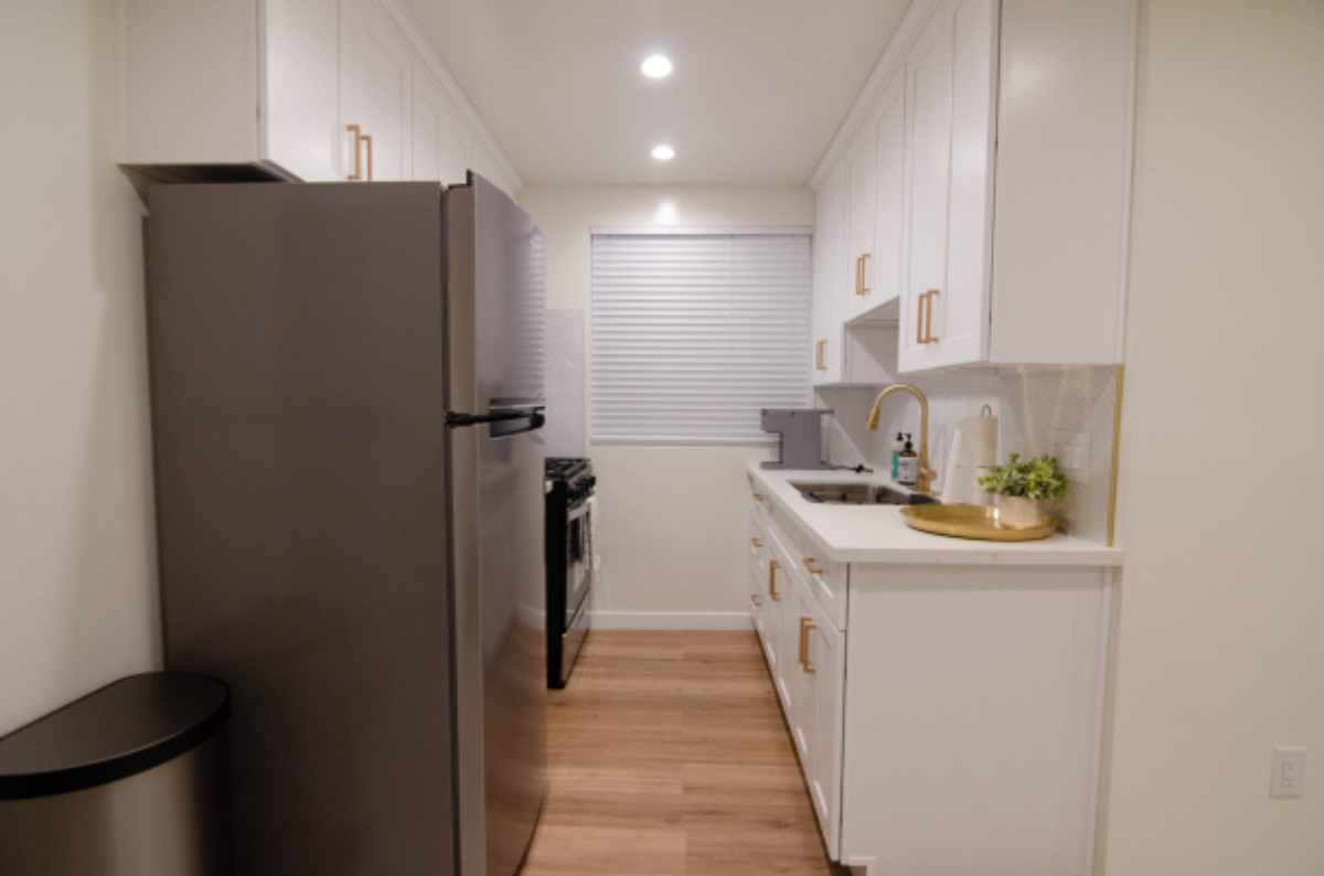 Newly Remodeled 1 bed, 1 bath Private Unit w/ Pool Access - Photo 4