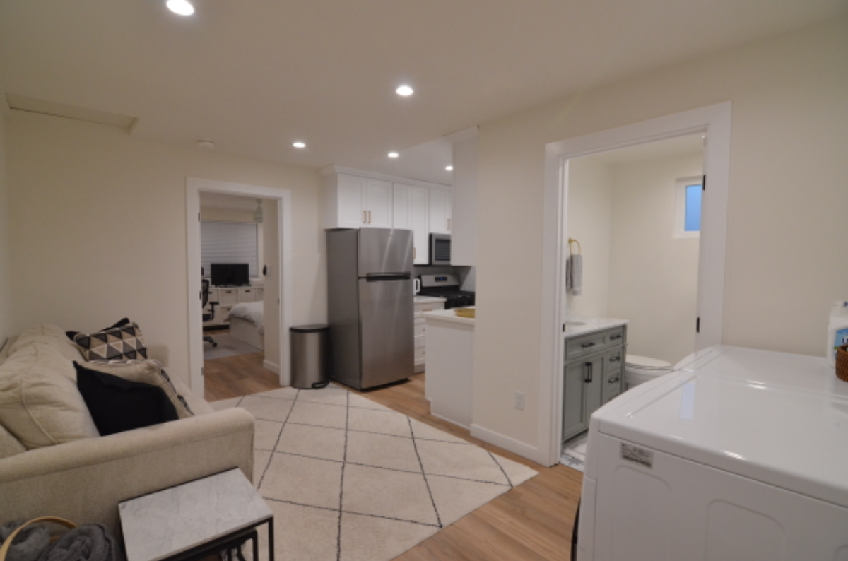 Newly Remodeled 1 bed, 1 bath Private Unit w/ Pool Access - Photo 2
