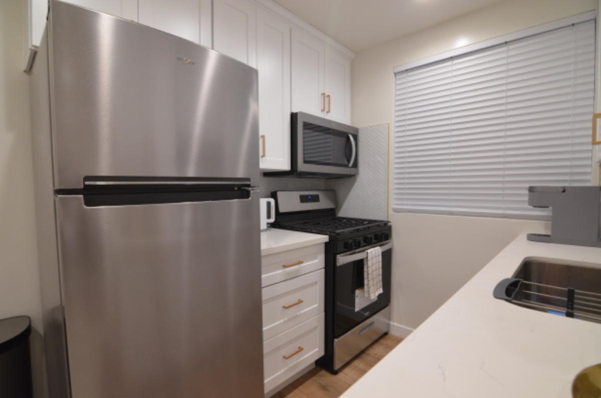 Newly Remodeled 1 bed, 1 bath Private Unit w/ Pool Access - Photo 5
