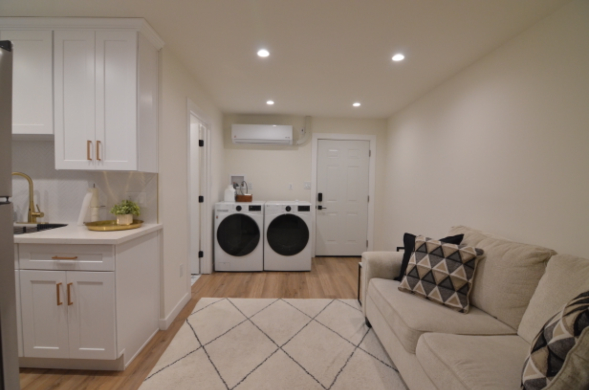 Newly Remodeled 1 bed, 1 bath Private Unit w/ Pool Access - Photo 3