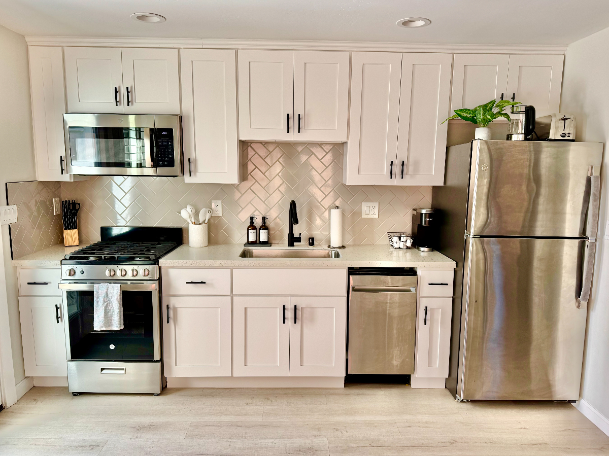 Modern Private Guesthouse - Full Kitchen & Laundry - Photo 2