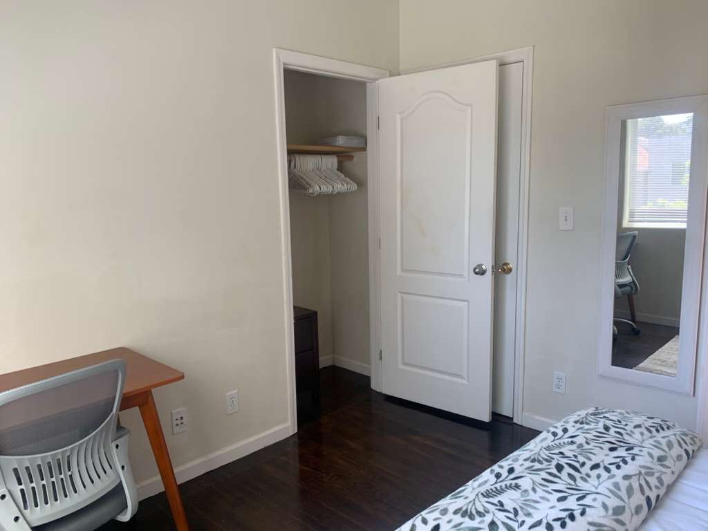 Bright Furnished Private Room w/ Private Bath in San Francisco - Ideal for Traveling Professionals - Photo 4