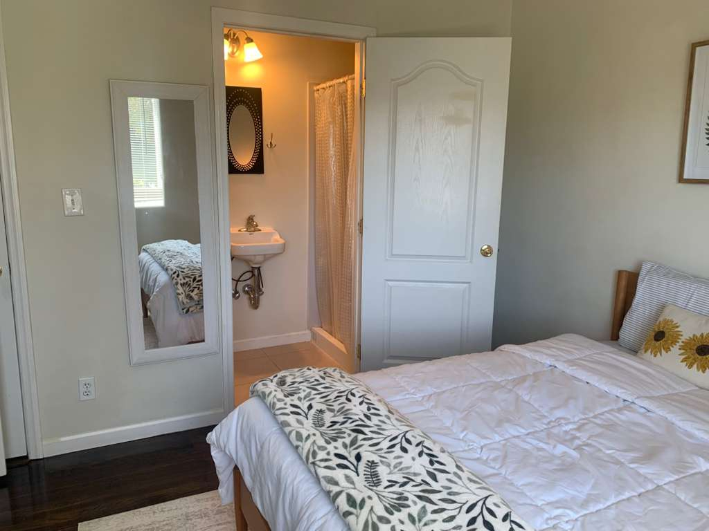 Bright Furnished Private Room w/ Private Bath in San Francisco - Ideal for Traveling Professionals - Photo 2