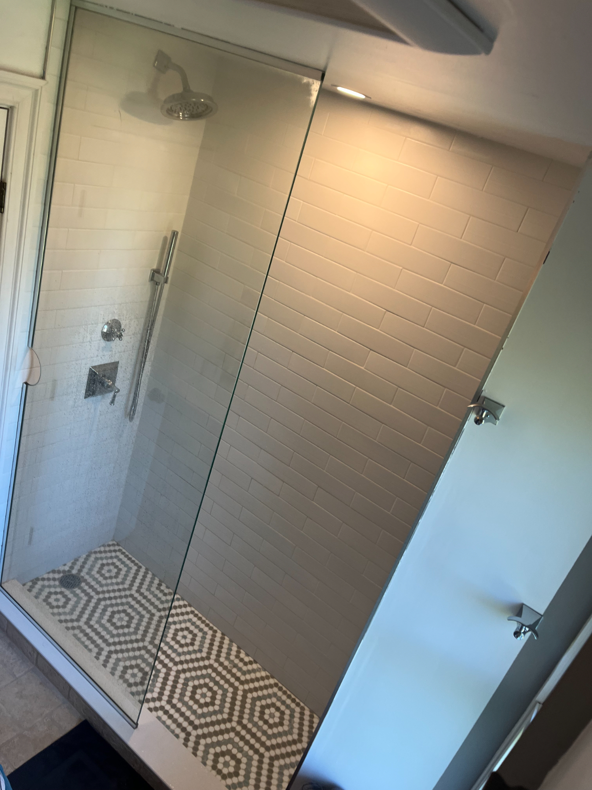 Beautiful Private Room With Private Bathroom In Newly Renovated Home, Walking Distance From White Pl - Photo 5
