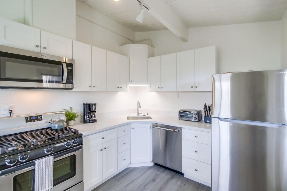 Fond du Lac, A Charming 2 Bedroom Home in Clairemont with Yard, BBQ Grill, Washer/Dryer, and Garage - Photo 4