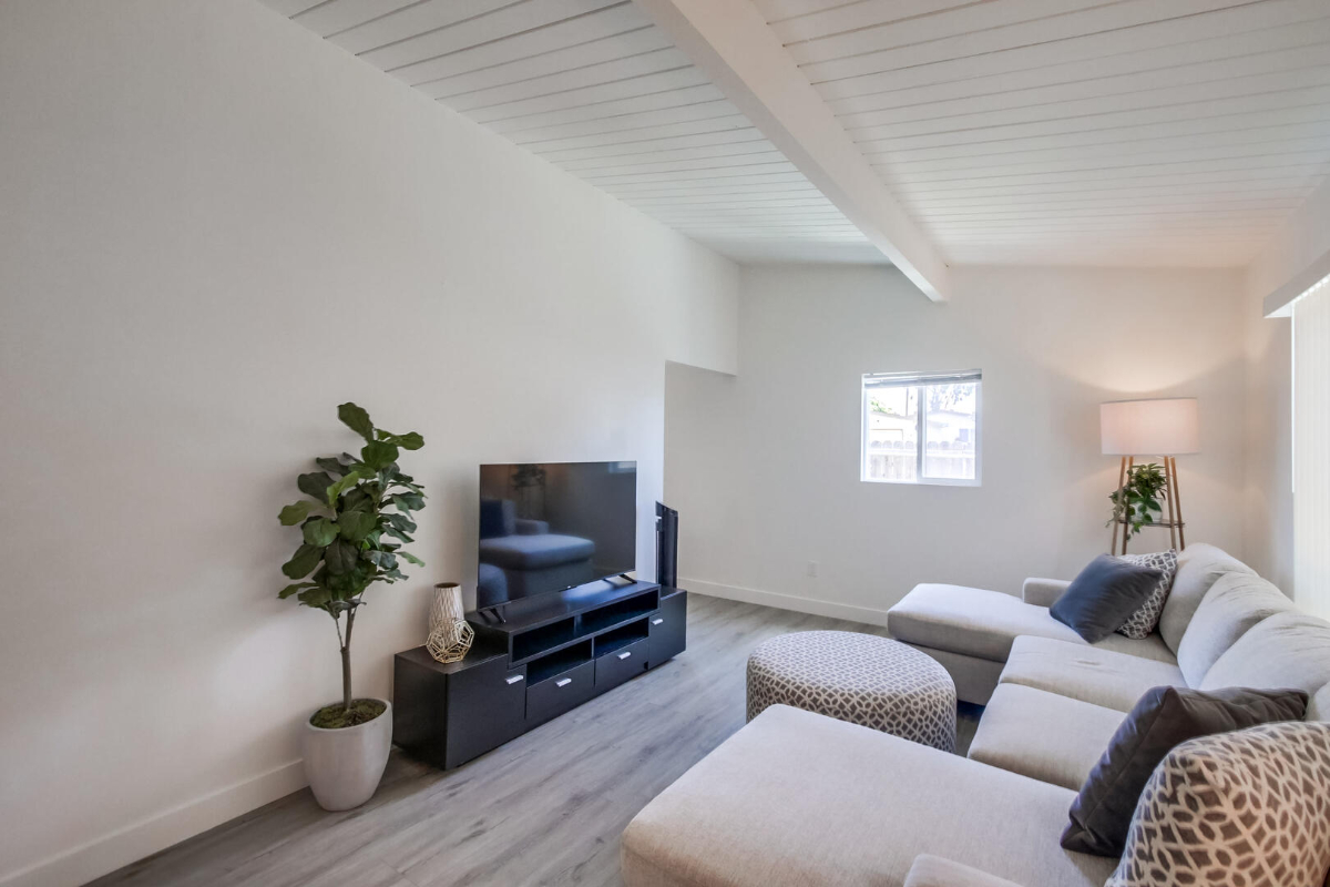 Fond du Lac, A Charming 2 Bedroom Home in Clairemont with Yard, BBQ Grill, Washer/Dryer, and Garage - Photo 3
