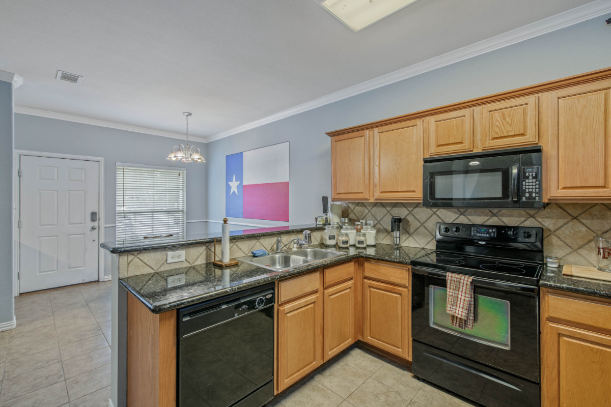 Travel nurses please see: 4BR/4BA Condo with Community Amenities--Great Location - Photo 4